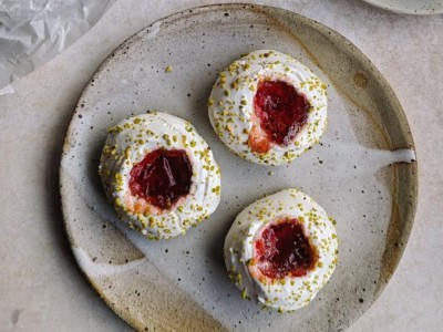 Jammy meringue bites