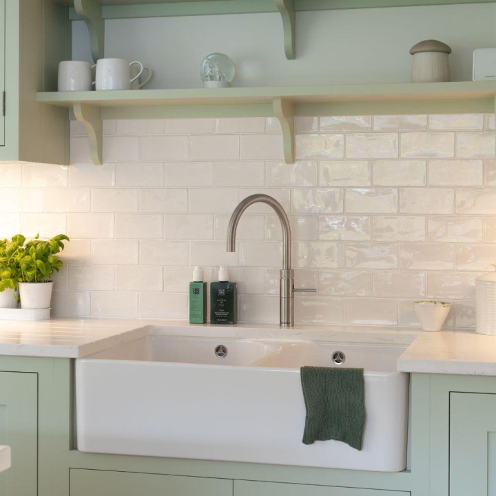 Weir and Webb kitchen using Posterity Icing on the Cake white wall tiles